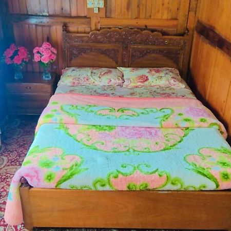 Houseboat Young Wild Rose Srīnagar Extérieur photo