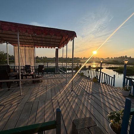 Houseboat Young Wild Rose Srīnagar Extérieur photo