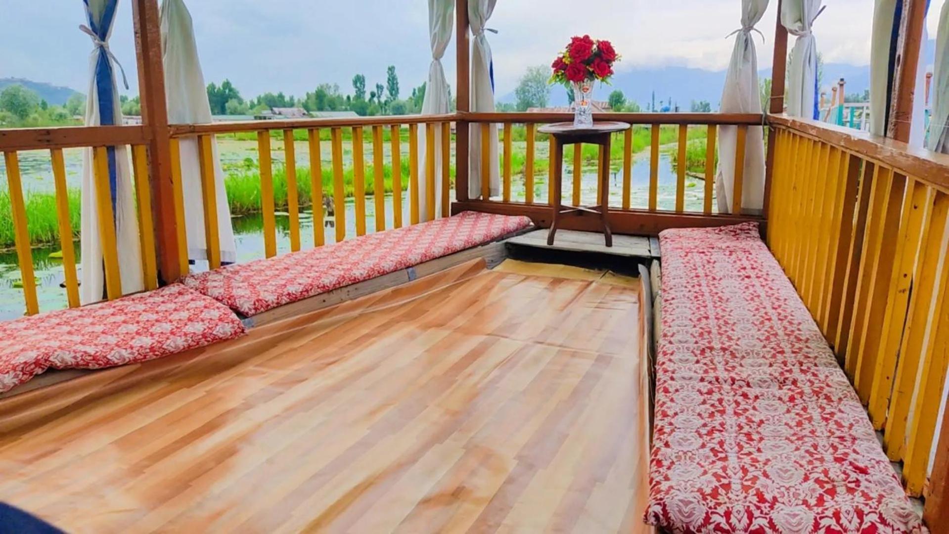 Houseboat Young Wild Rose Srīnagar Extérieur photo