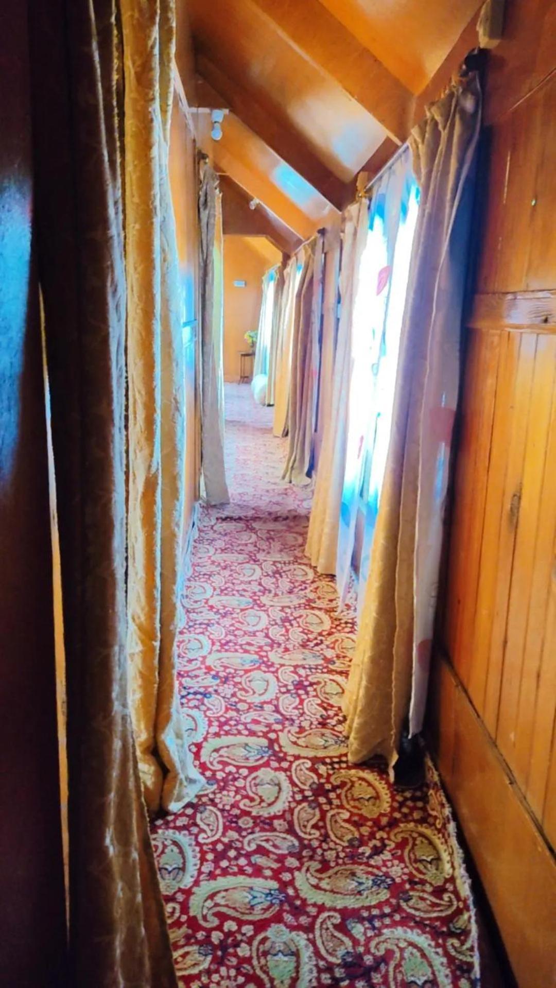 Houseboat Young Wild Rose Srīnagar Extérieur photo