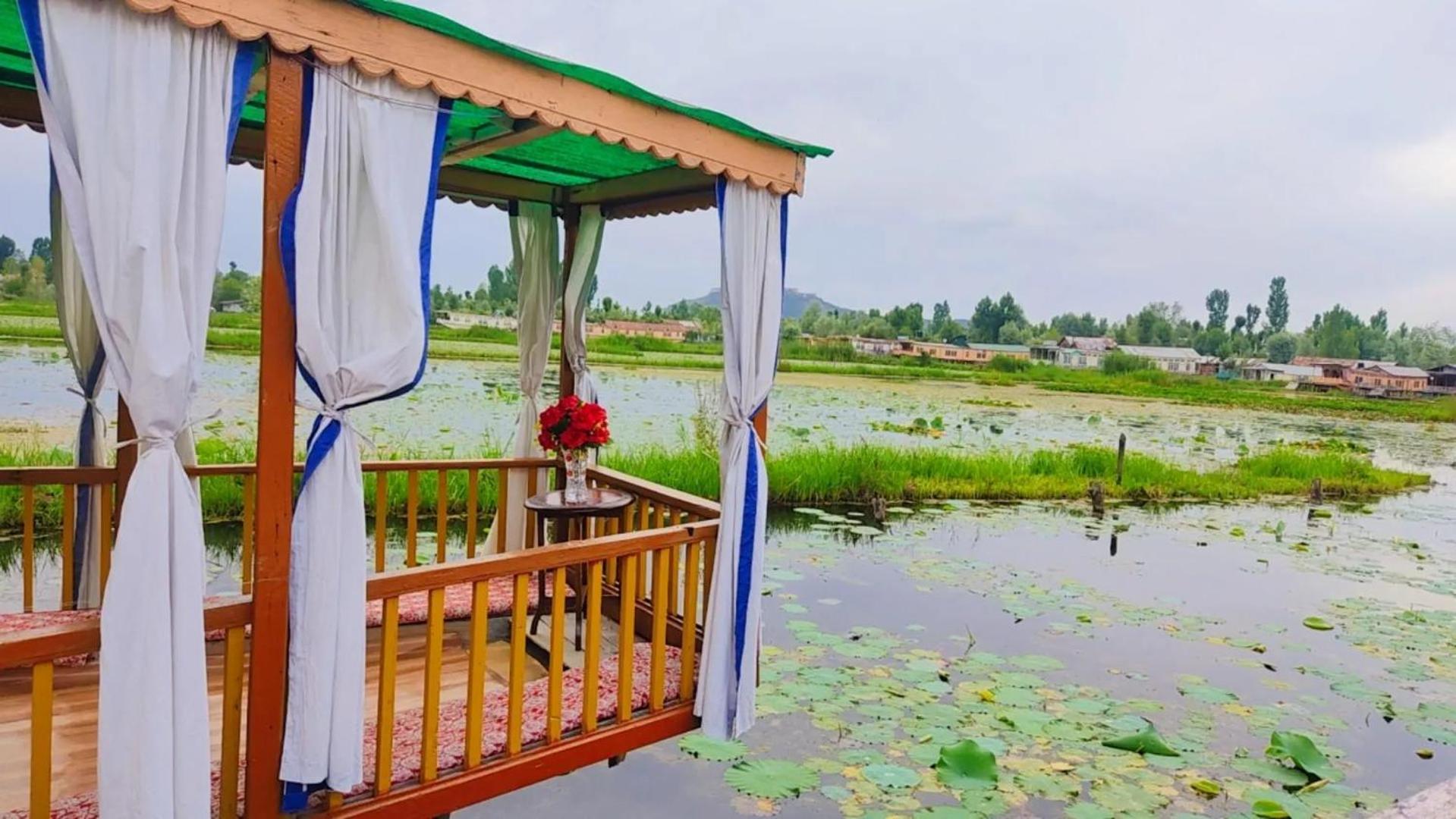 Houseboat Young Wild Rose Srīnagar Extérieur photo