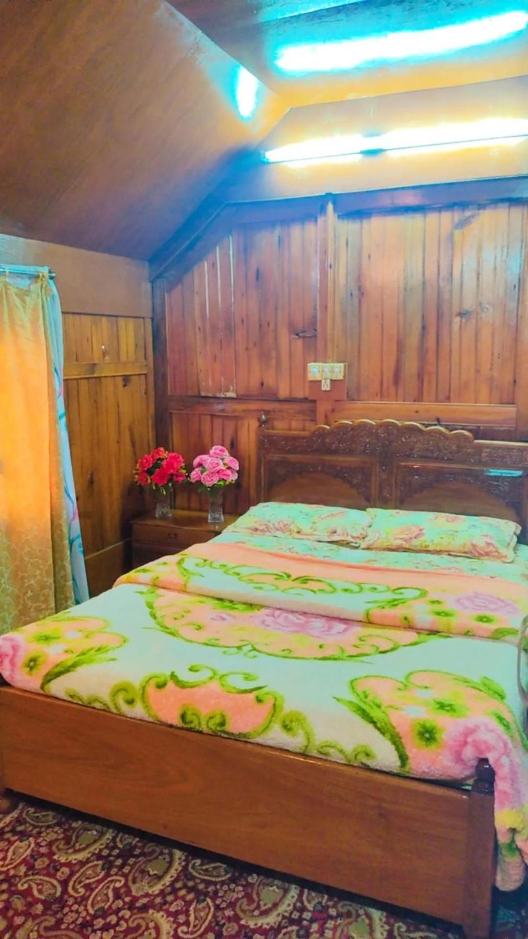 Houseboat Young Wild Rose Srīnagar Extérieur photo
