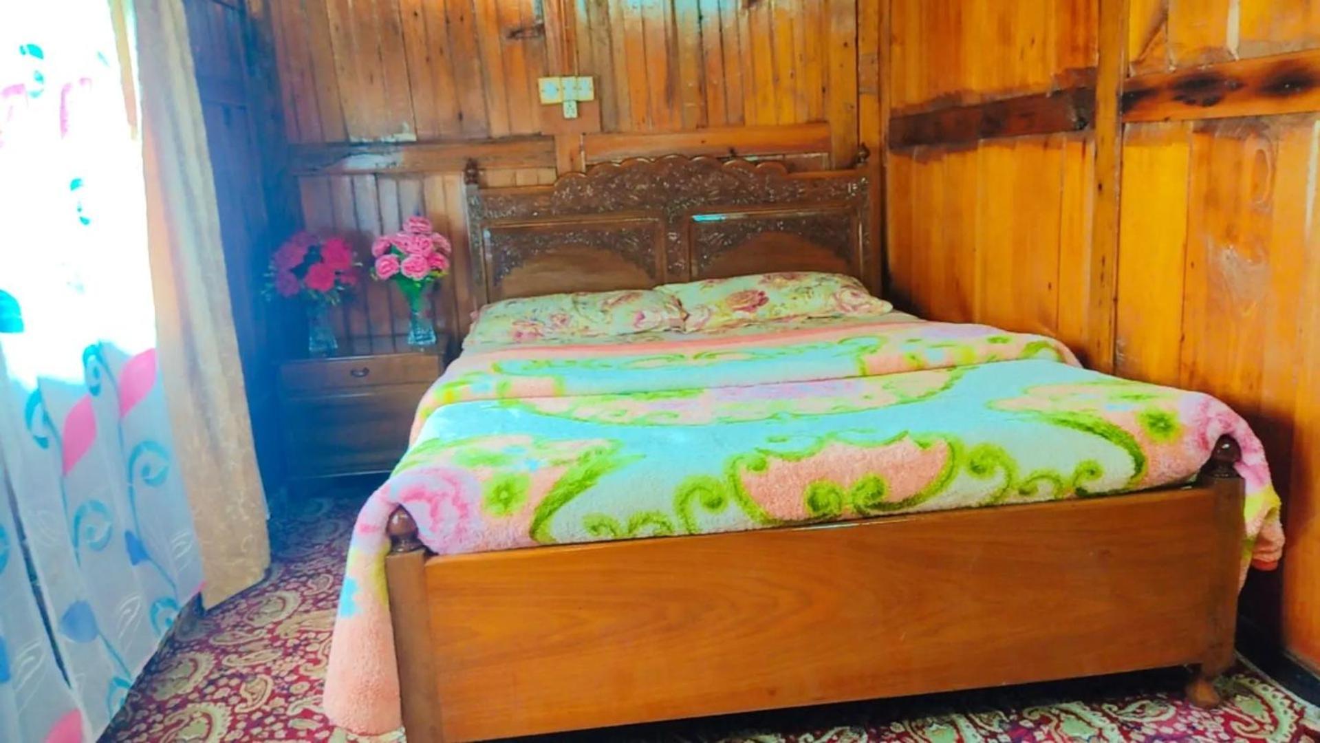 Houseboat Young Wild Rose Srīnagar Extérieur photo