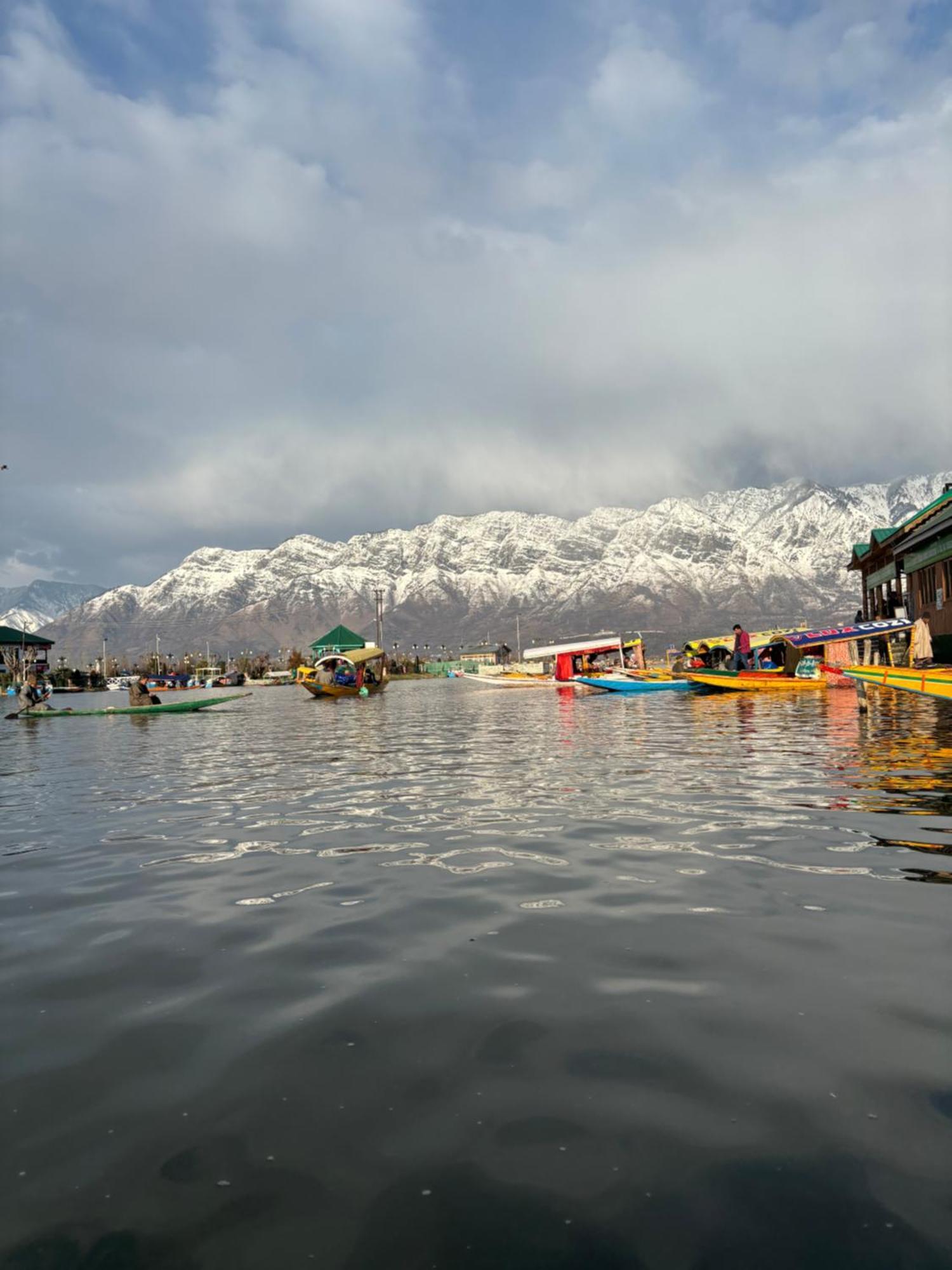 Houseboat Young Wild Rose Srīnagar Extérieur photo