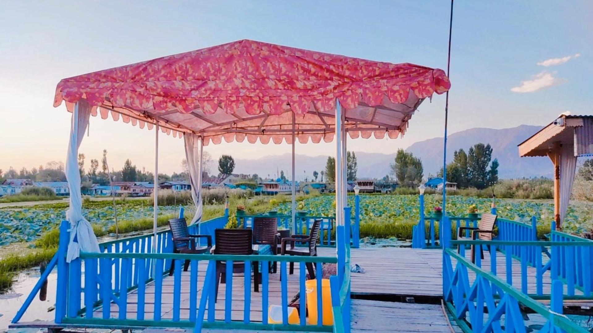 Houseboat Young Wild Rose Srīnagar Extérieur photo