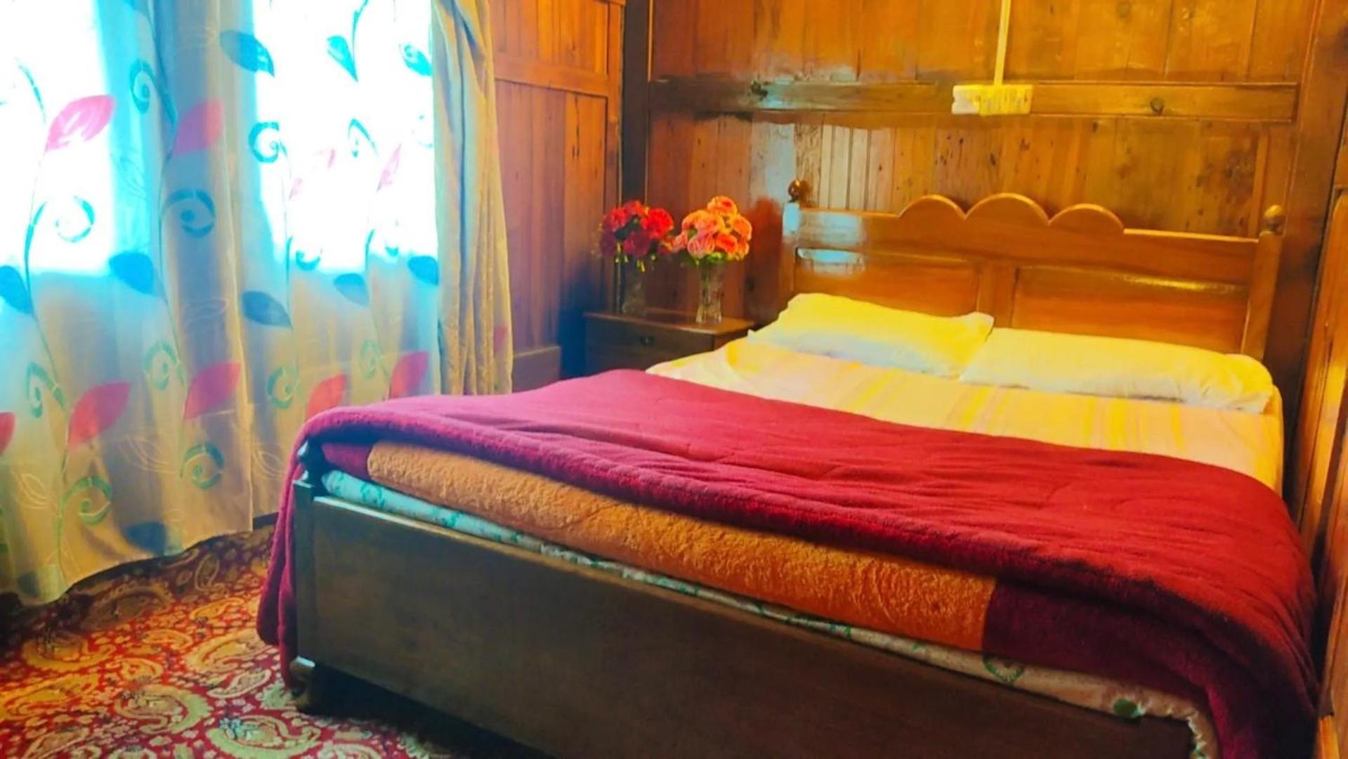 Houseboat Young Wild Rose Srīnagar Extérieur photo