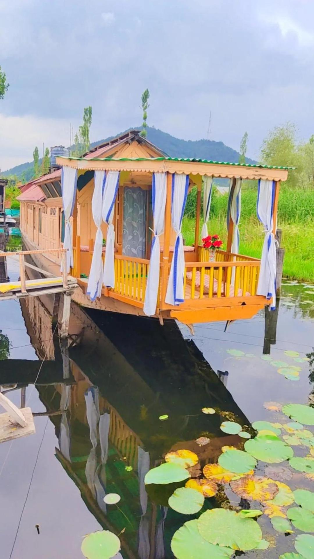 Houseboat Young Wild Rose Srīnagar Extérieur photo
