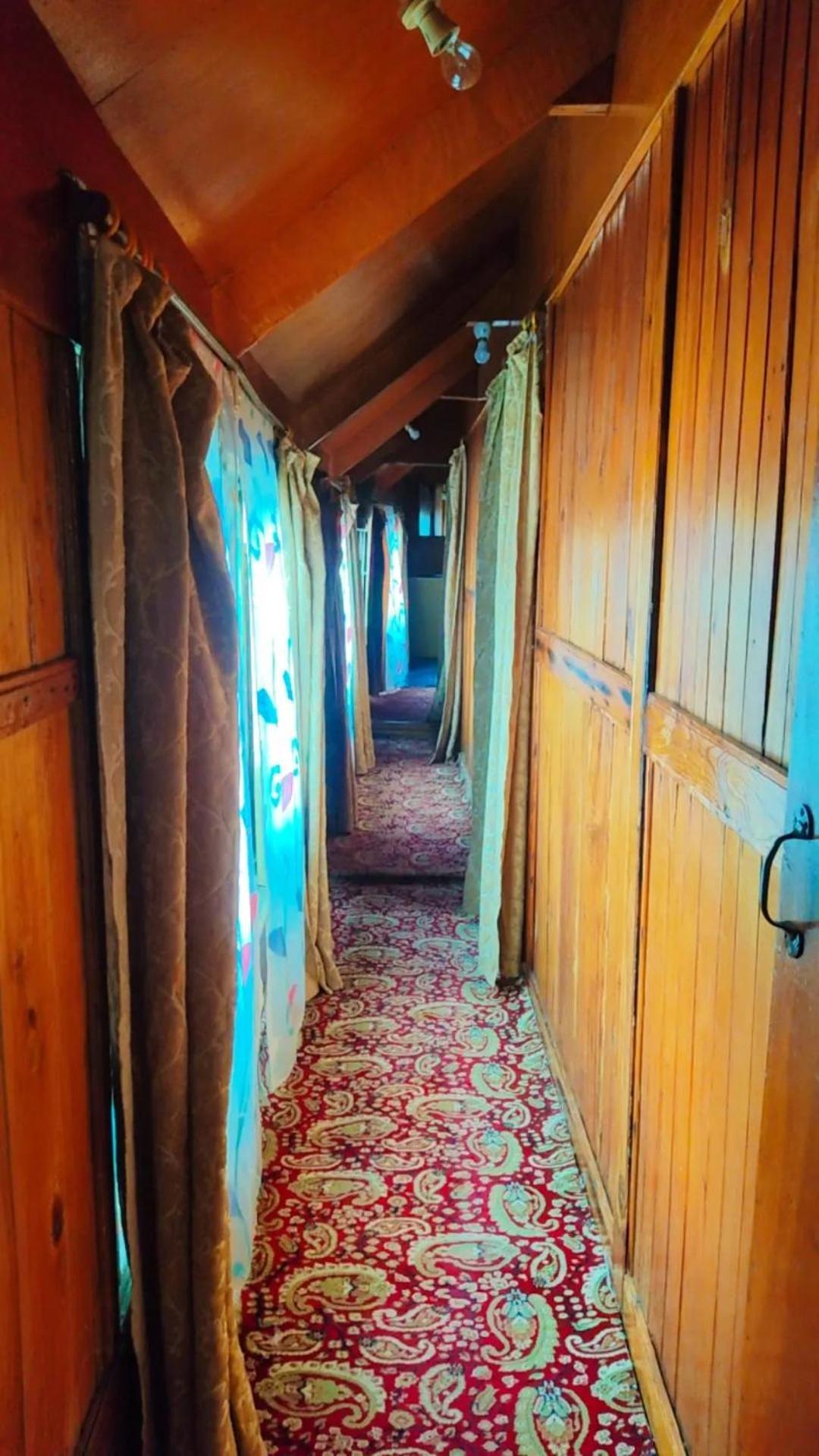 Houseboat Young Wild Rose Srīnagar Extérieur photo