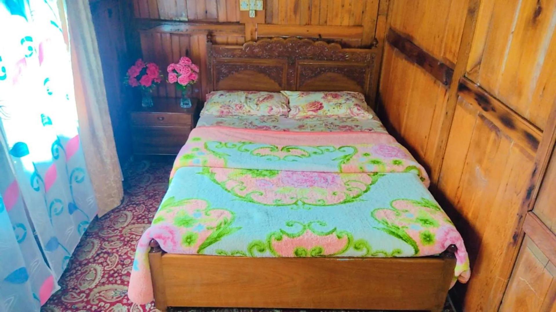 Houseboat Young Wild Rose Srīnagar Extérieur photo