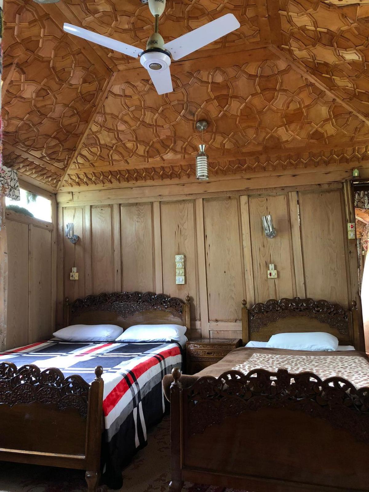 Houseboat Young Wild Rose Srīnagar Extérieur photo