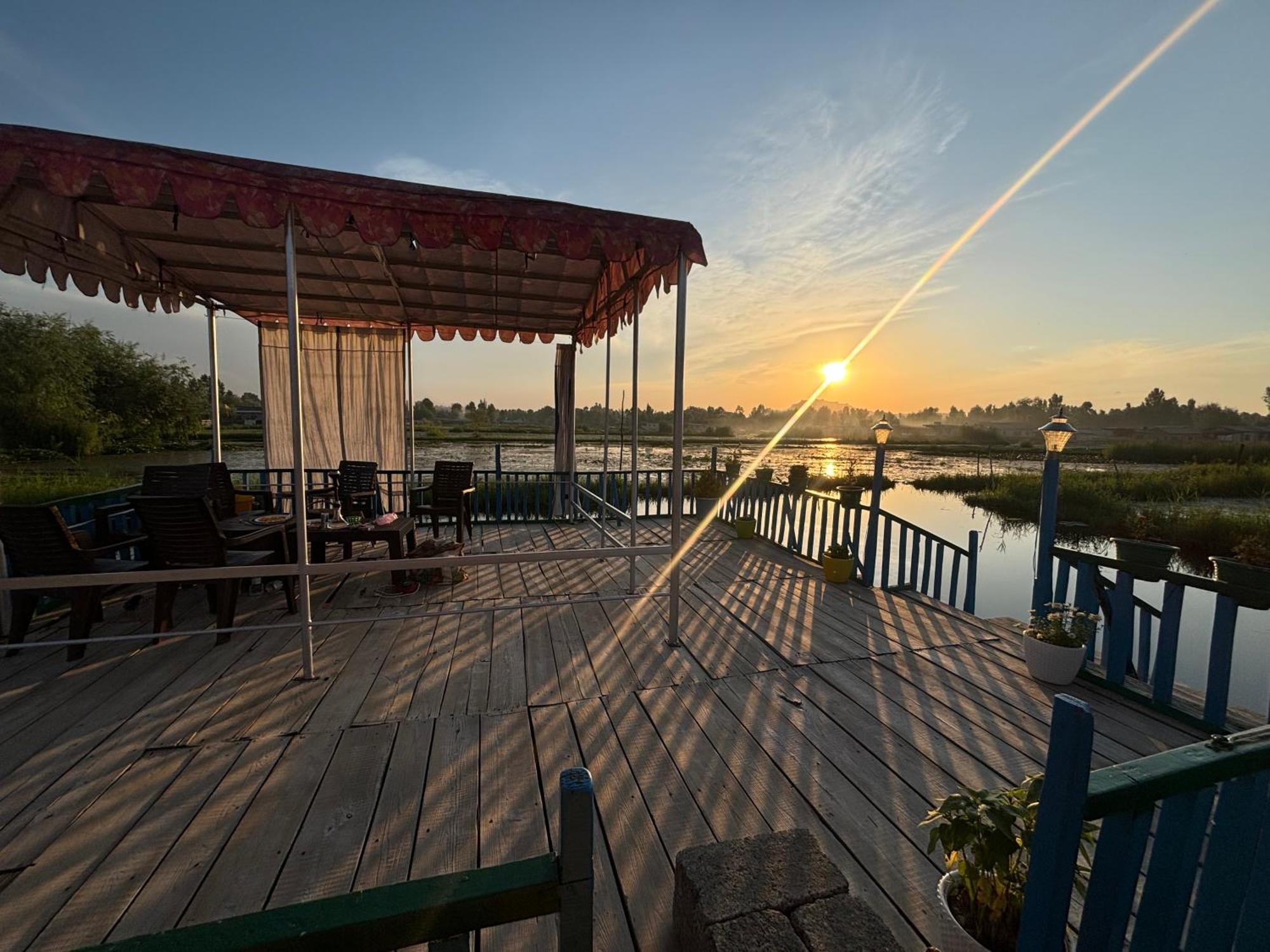 Houseboat Young Wild Rose Srīnagar Extérieur photo